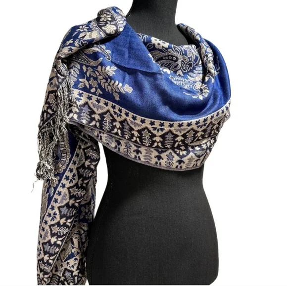 NWOT Chic 100% Cashmere Scarf in Navy and Silver